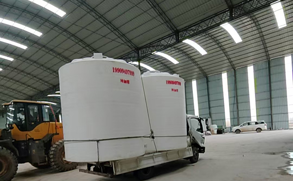 特加厚漳县塑料大桶装车运输交付实录 特加厚漳县塑料大桶装车运输交付实录